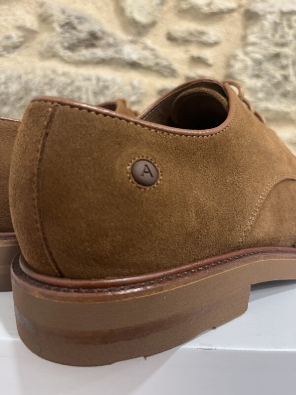 zapato-color-cuero-con-cordones