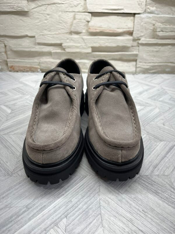 zapato-color-taupe-cordones