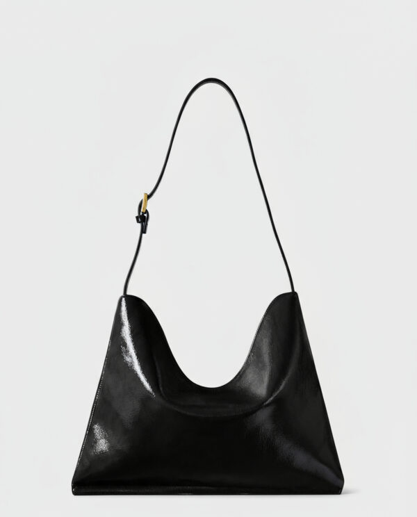 Bolso de hombro de charol negro