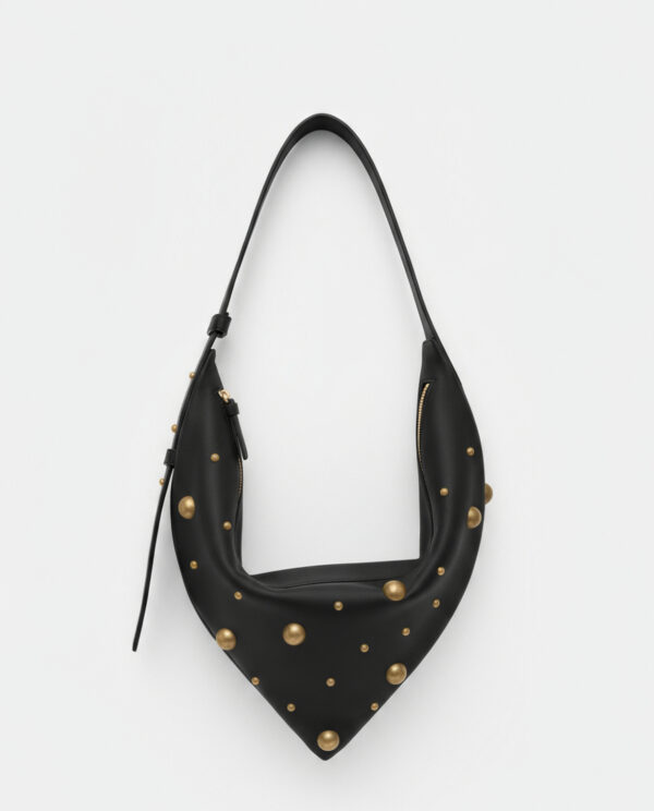 Bolso de hombro tipo pañuelo con tachuelas negro