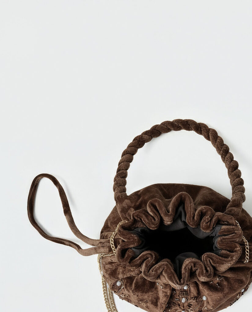 Bolso cubo bordado con cuentas y doble asa marrón — foto 3