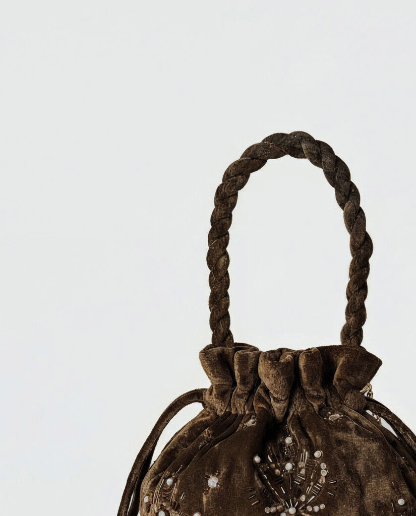Bolso cubo bordado con cuentas y doble asa marrón — foto 2