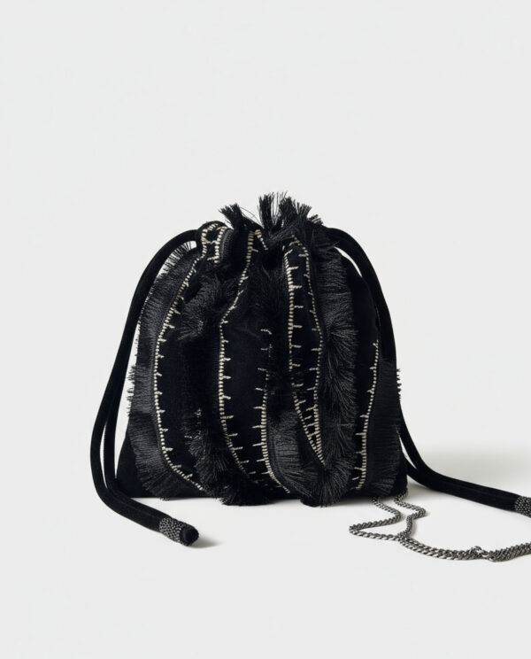 Bolso saco de terciopelo bordado negro