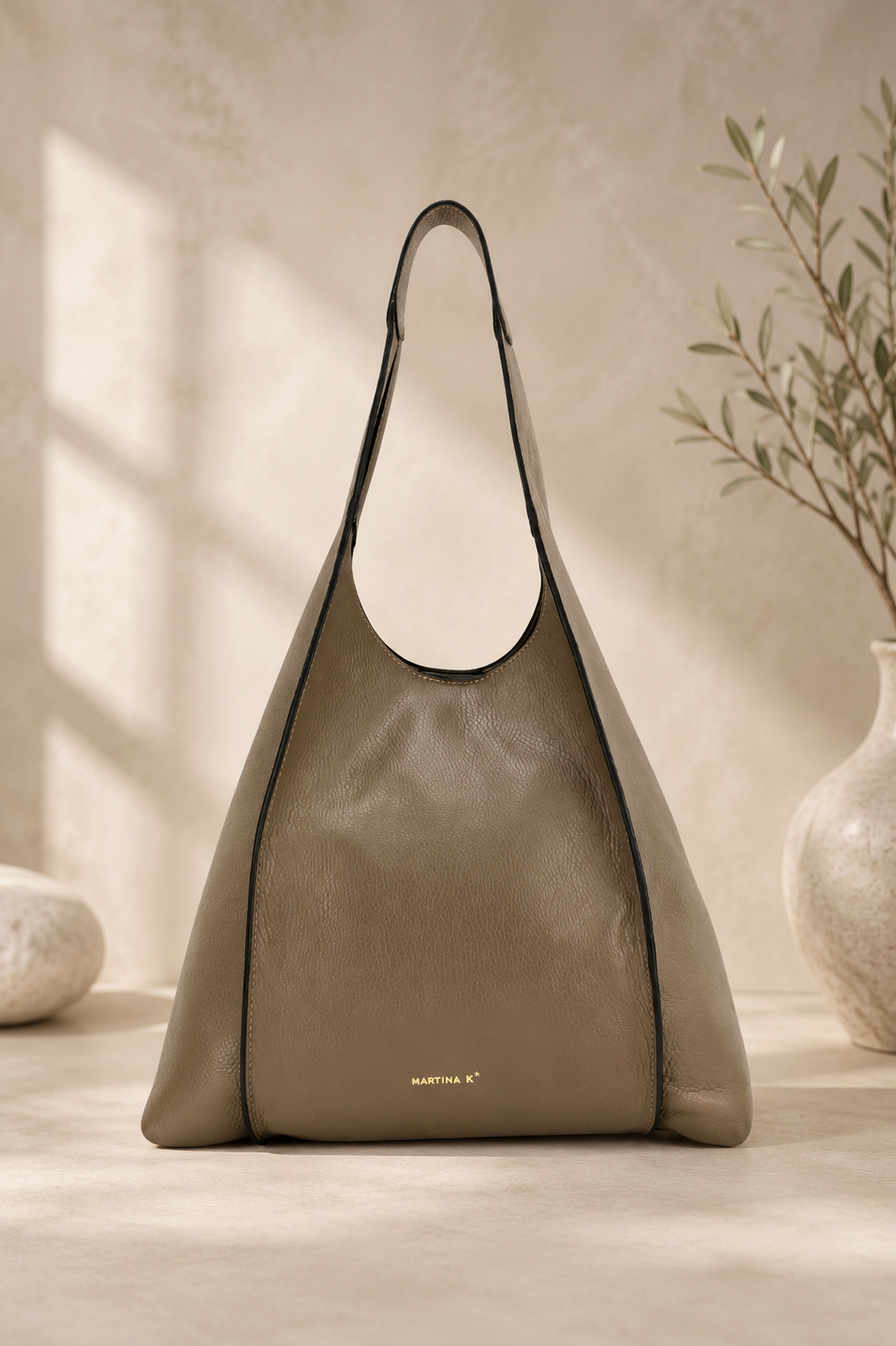 Bolso hobo color taupe - Imagen 2