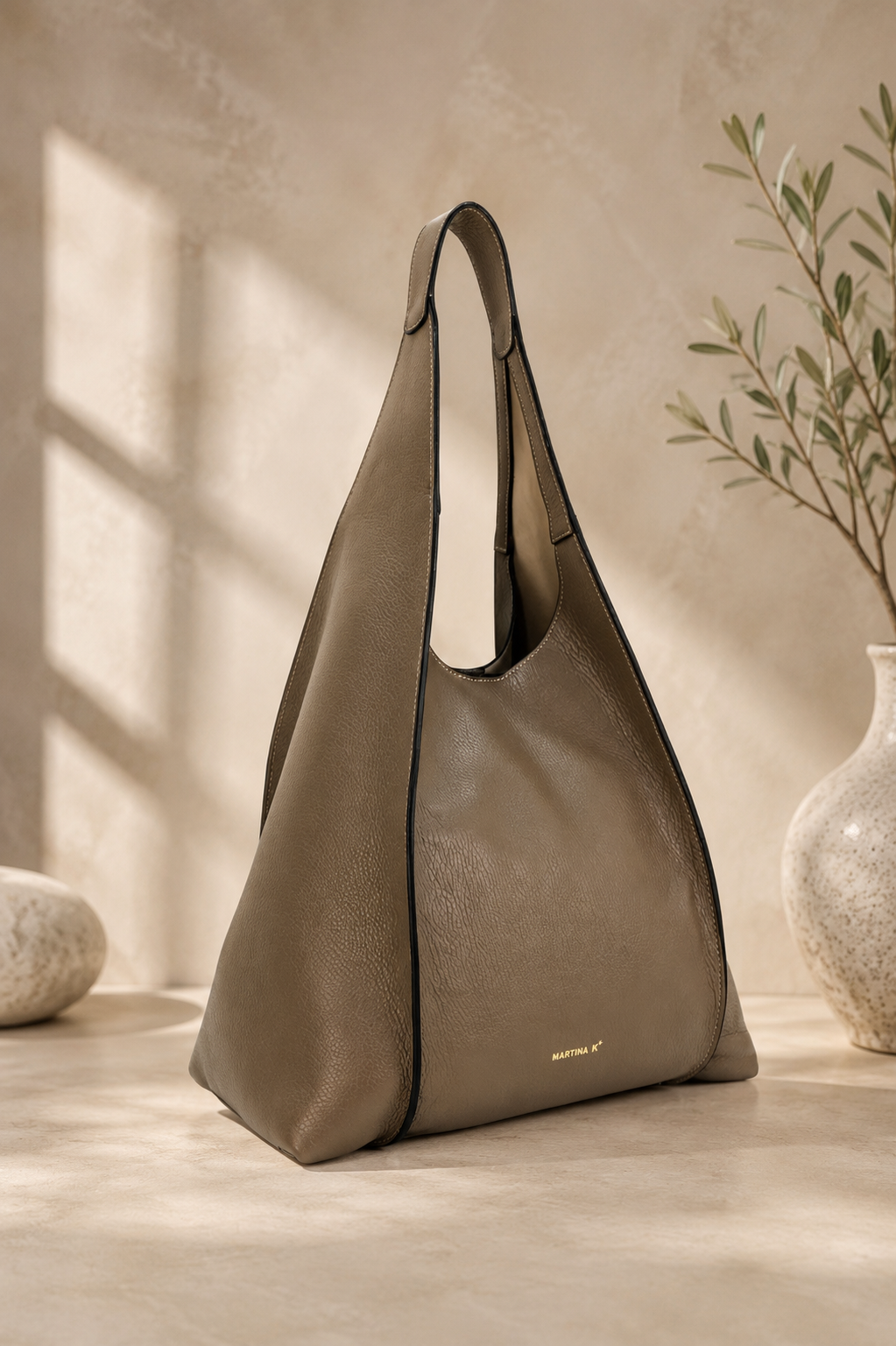 Bolso hobo color taupe - Imagen 3