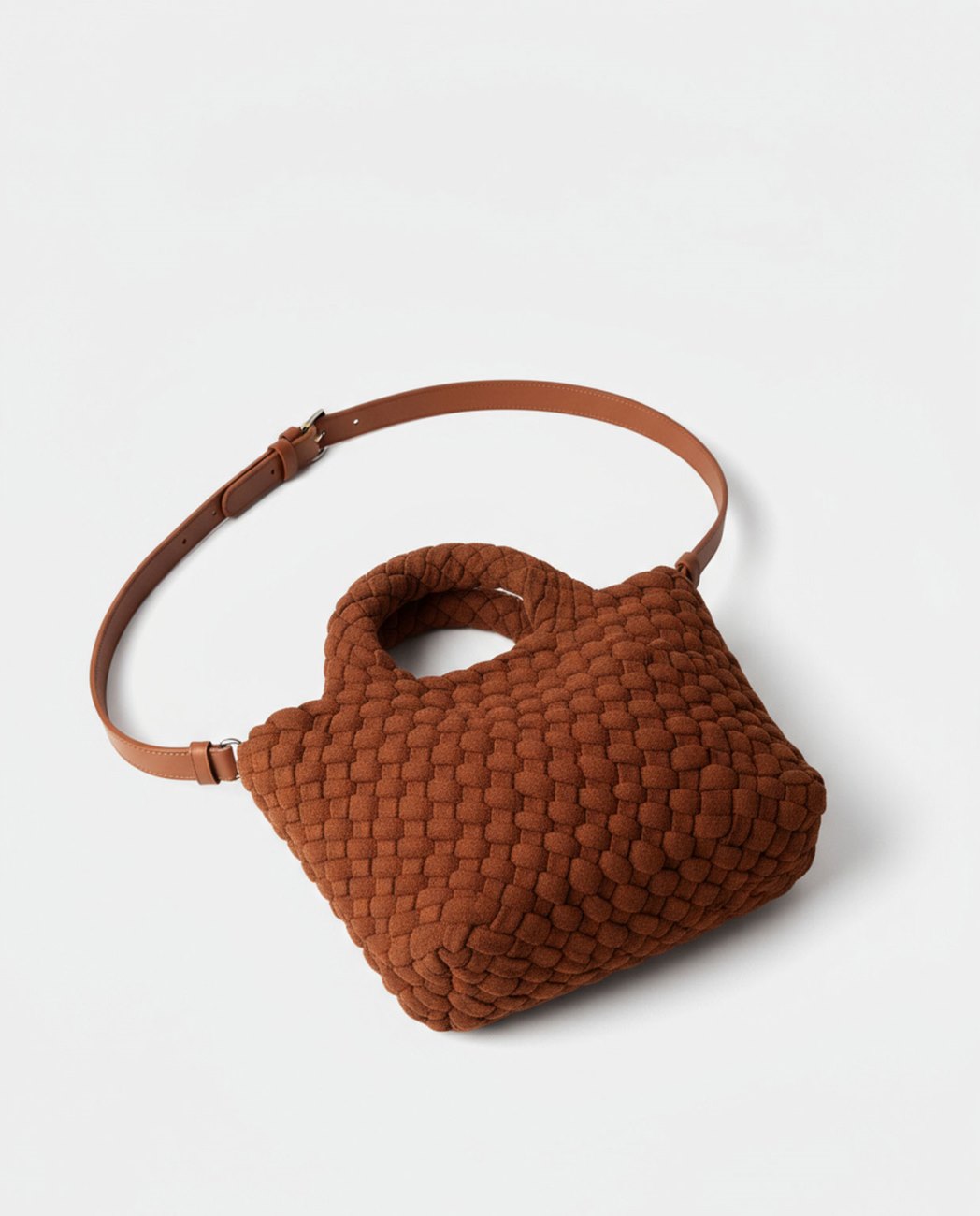 Mini shopper trenzado con asas redondas camel - Imagen 3