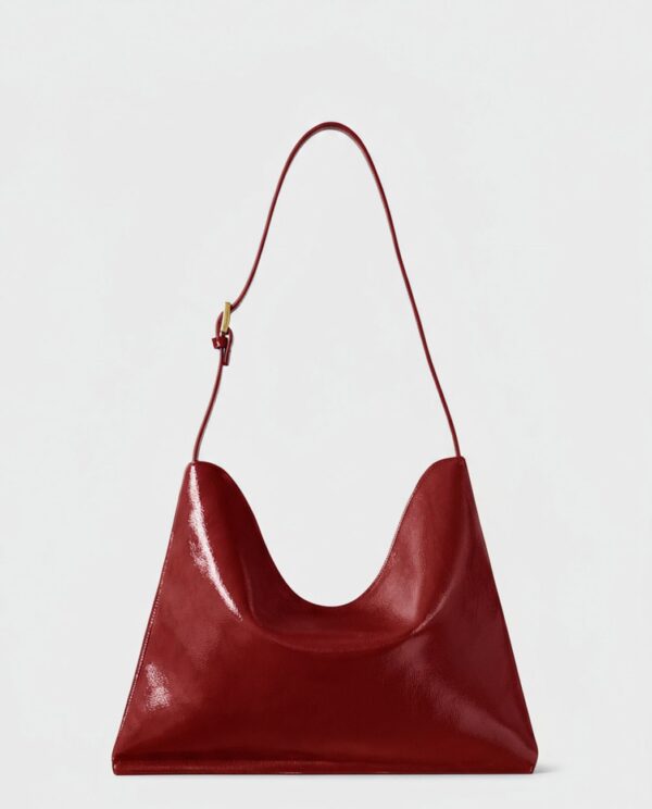 Bolso de hombro de charol rojo