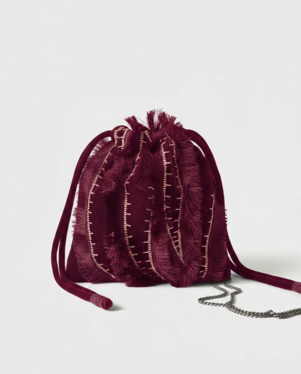 Bolso saco de terciopelo bordado burdeos