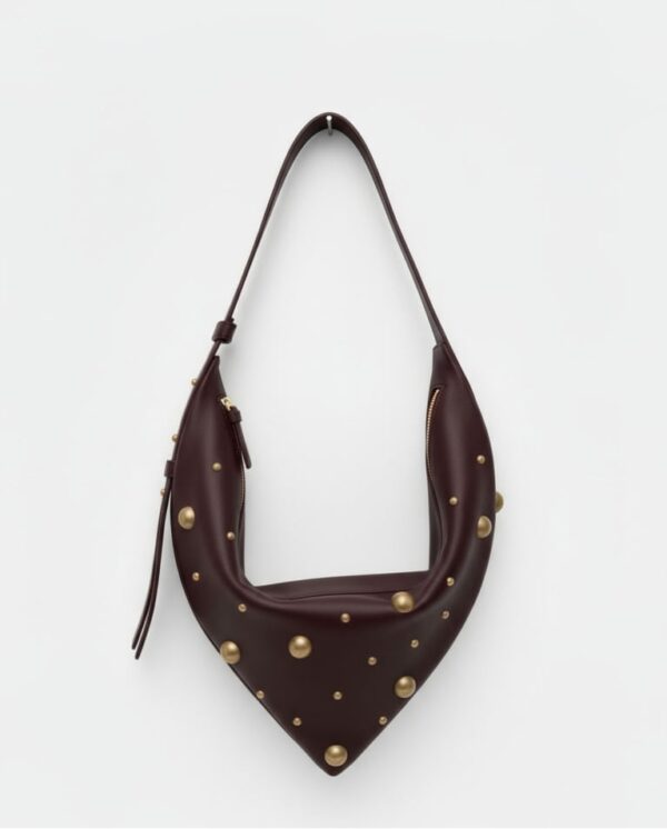 Bolso de hombro tipo pañuelo con tachuelas burdeos