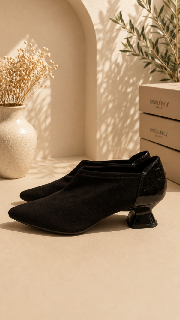 Zapato abotinado ante negro