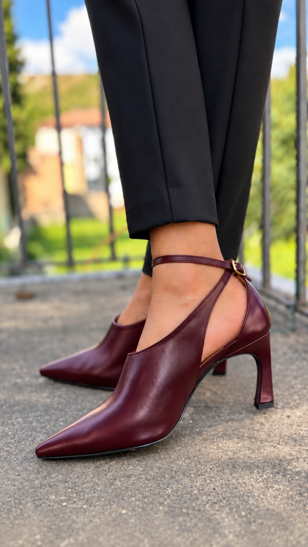 Zapato abotinado burdeos
