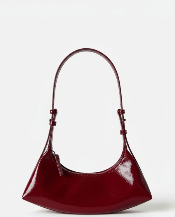 Bolso charol rojo media luna
